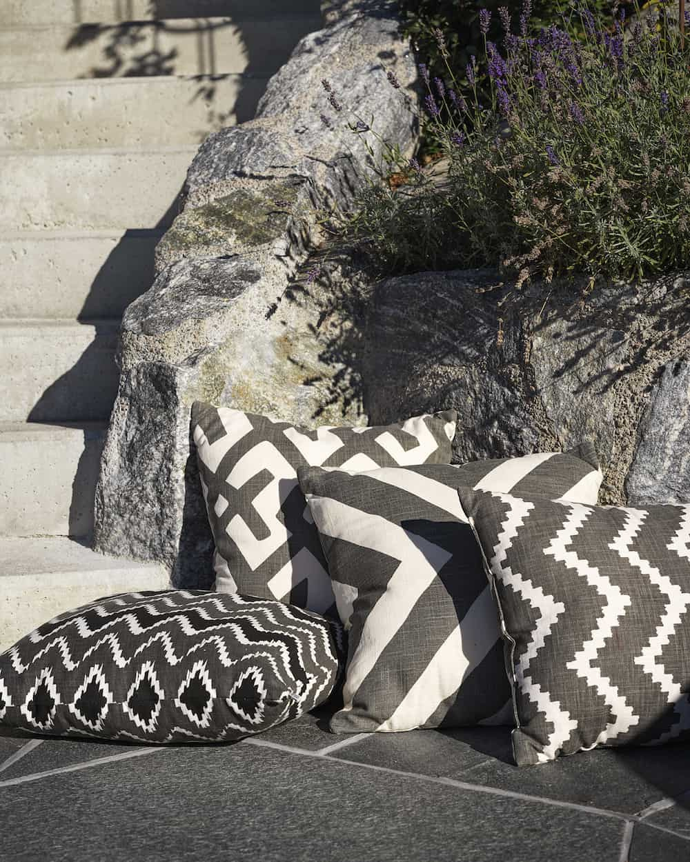 Black and shop white outdoor cushions